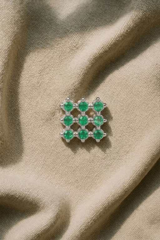 Silver green stone nose pin